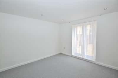 High Street, Town Centre - Image 4