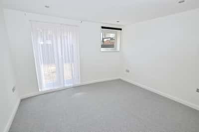 High Street, Town Centre - Image 5