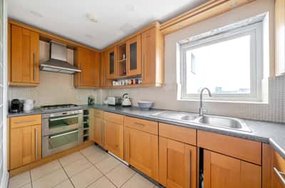 Rivett Drake Close, Guildford - Image 2