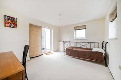 Rivett Drake Close, Guildford - Image 6