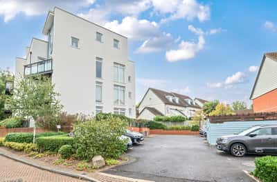 Rivett Drake Close, Guildford - Image 10