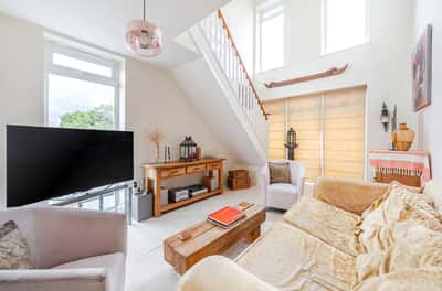 Rivett Drake Close, Guildford - Image 11