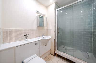 Rivett Drake Close, Guildford - Image 12