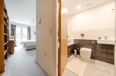 Rivett Drake Close, Guildford - Image 17