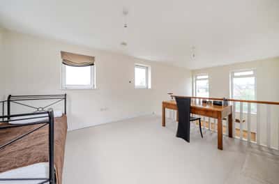 Rivett Drake Close, Guildford - Image 19