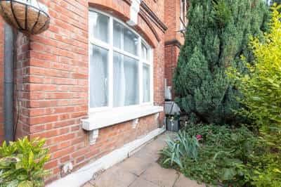 Kingston Road, Raynes Park - Image 14