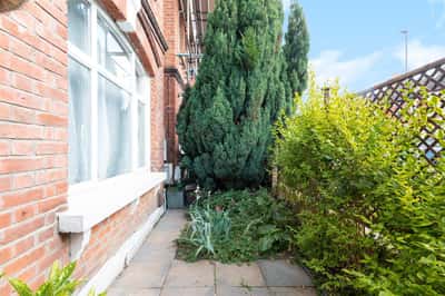 Kingston Road, Raynes Park - Image 15