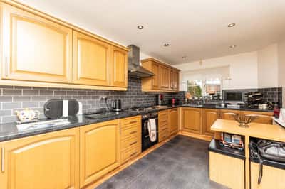 Glen Court, Castleford - Image 7