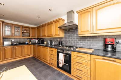 Glen Court, Castleford - Image 9