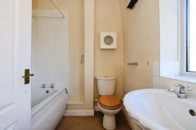 Meadow Road, Salisbury - Image 8