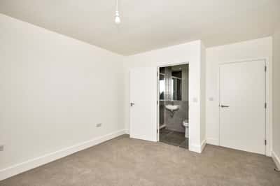 2 bedroom apartment at Pioneer Wharf at Waterfront - Image 9