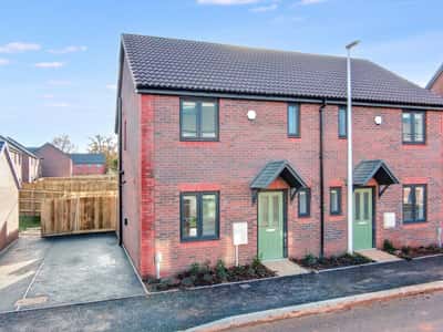 2 bedroom house at Cherrywood Grange - Image 2