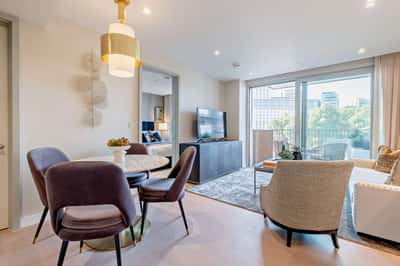 2 bedroom apartment at Garrett Mansions - Image 2