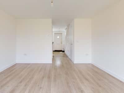 2 bedroom house at The Pioneers - Image 12