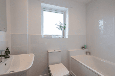 3 bedroom house at Lakedale at Whiteley Meadows - Image 2