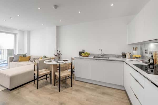 South Oxhey Central - Image 7