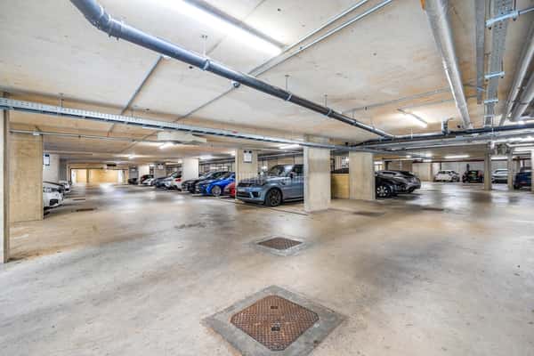 New Burghley House, Mill Hill East - Image 14