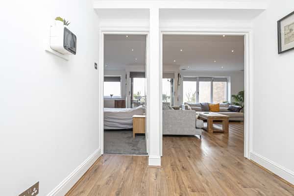 Epping New Road, Buckhurst Hill - Image 16