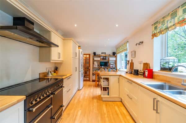 Park Homer Drive, Colehill - Image 12