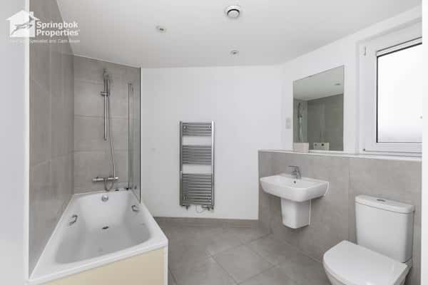 Bloomery House, Crawley - Image 8