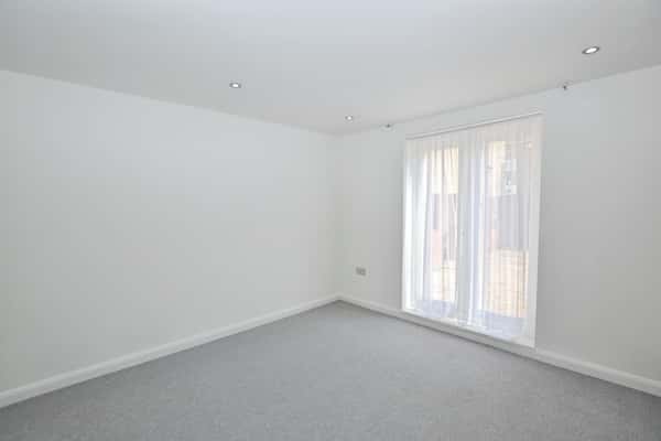 High Street, Town Centre - Image 4