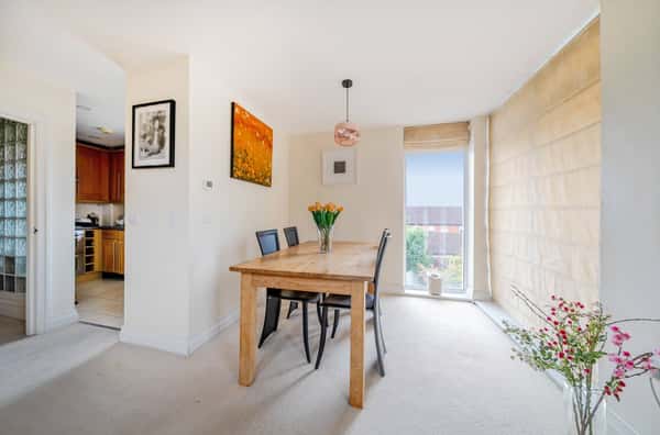 Rivett Drake Close, Guildford - Image 3