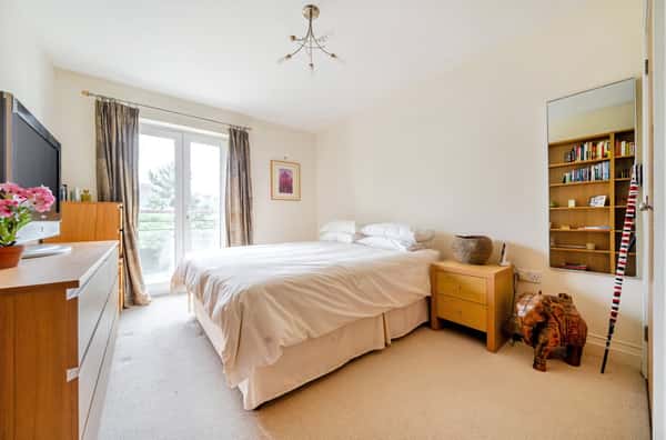 Rivett Drake Close, Guildford - Image 8