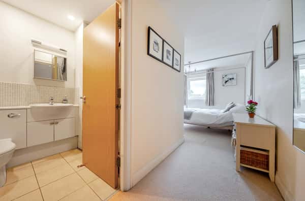 Rivett Drake Close, Guildford - Image 15