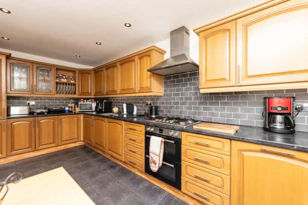 Glen Court, Castleford - Image 9