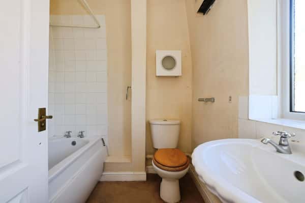 Meadow Road, Salisbury - Image 8