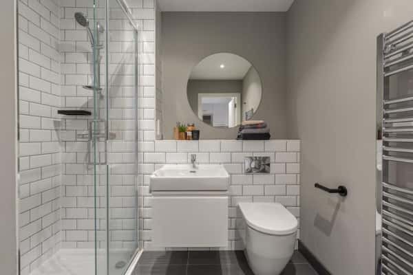 Studio apartment at Lochrin Quay - Image 10