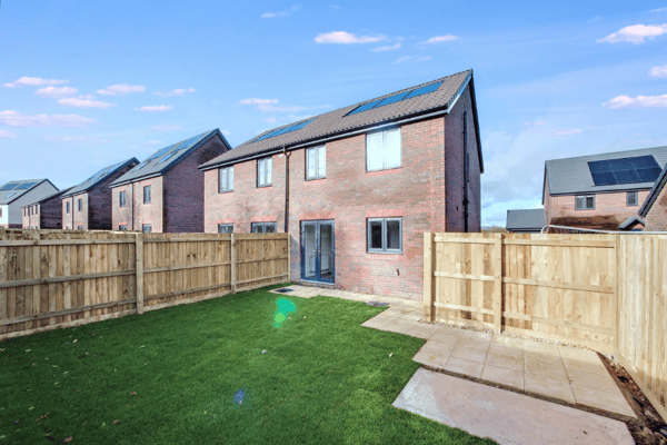 3 bedroom house at Cherrywood Grange - Image 8