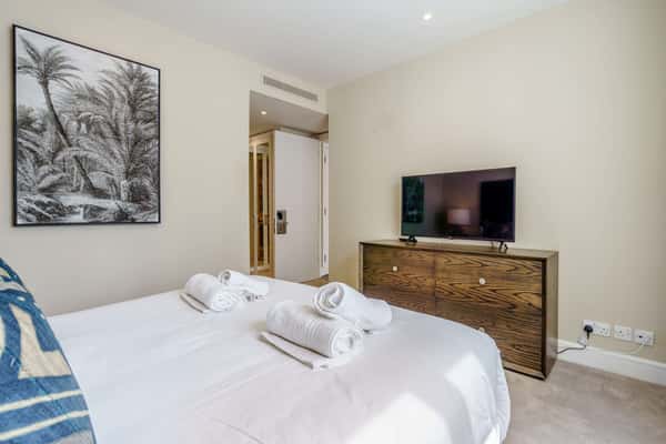 2 bedroom apartment at Circus Apartments - Image 28