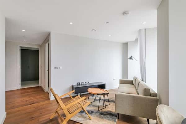 3 bedroom apartment at Upper Riverside - Image 8