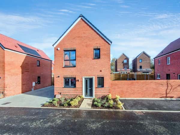 3 bedroom house at Beaumont Manor - Image 2