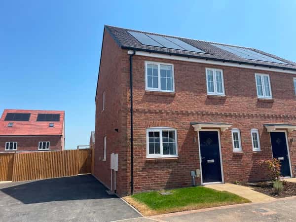 3 bedroom house at The Pioneers - Image 4