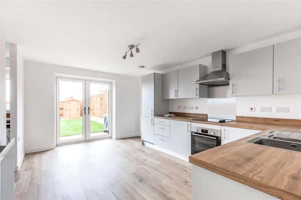 3 bedroom house at Stanton Cross - Image 10