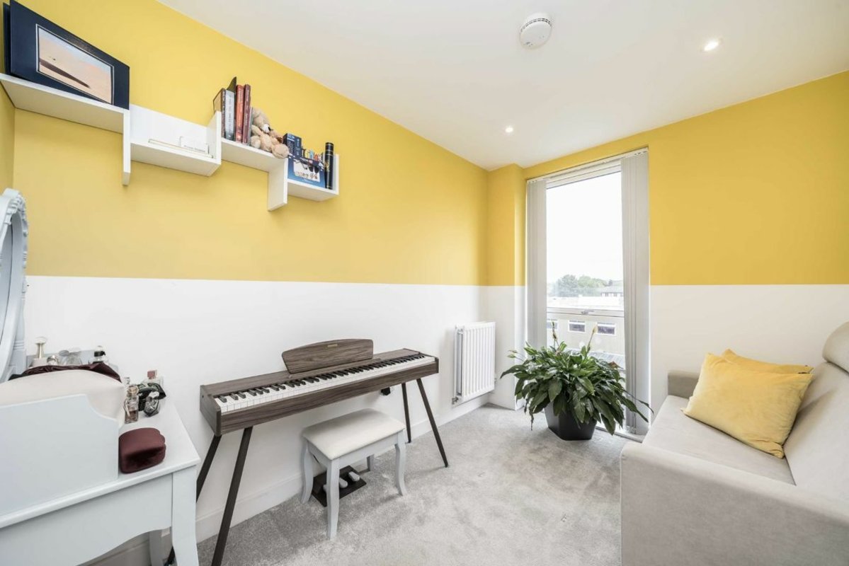 Lismore Boulevard, Colindale - Image 8