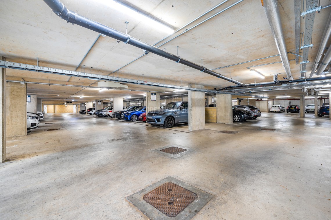 New Burghley House, Mill Hill East - Image 14