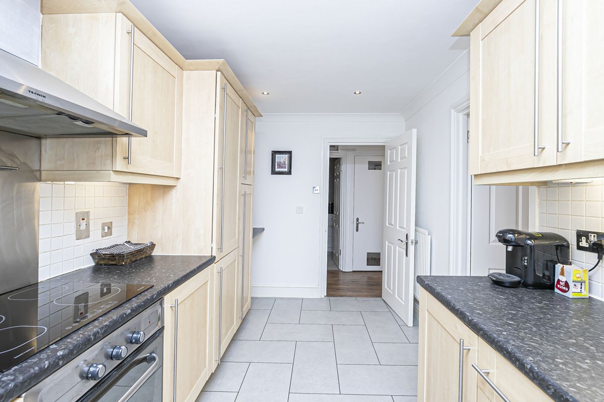 Epping New Road, Buckhurst Hill - Image 10