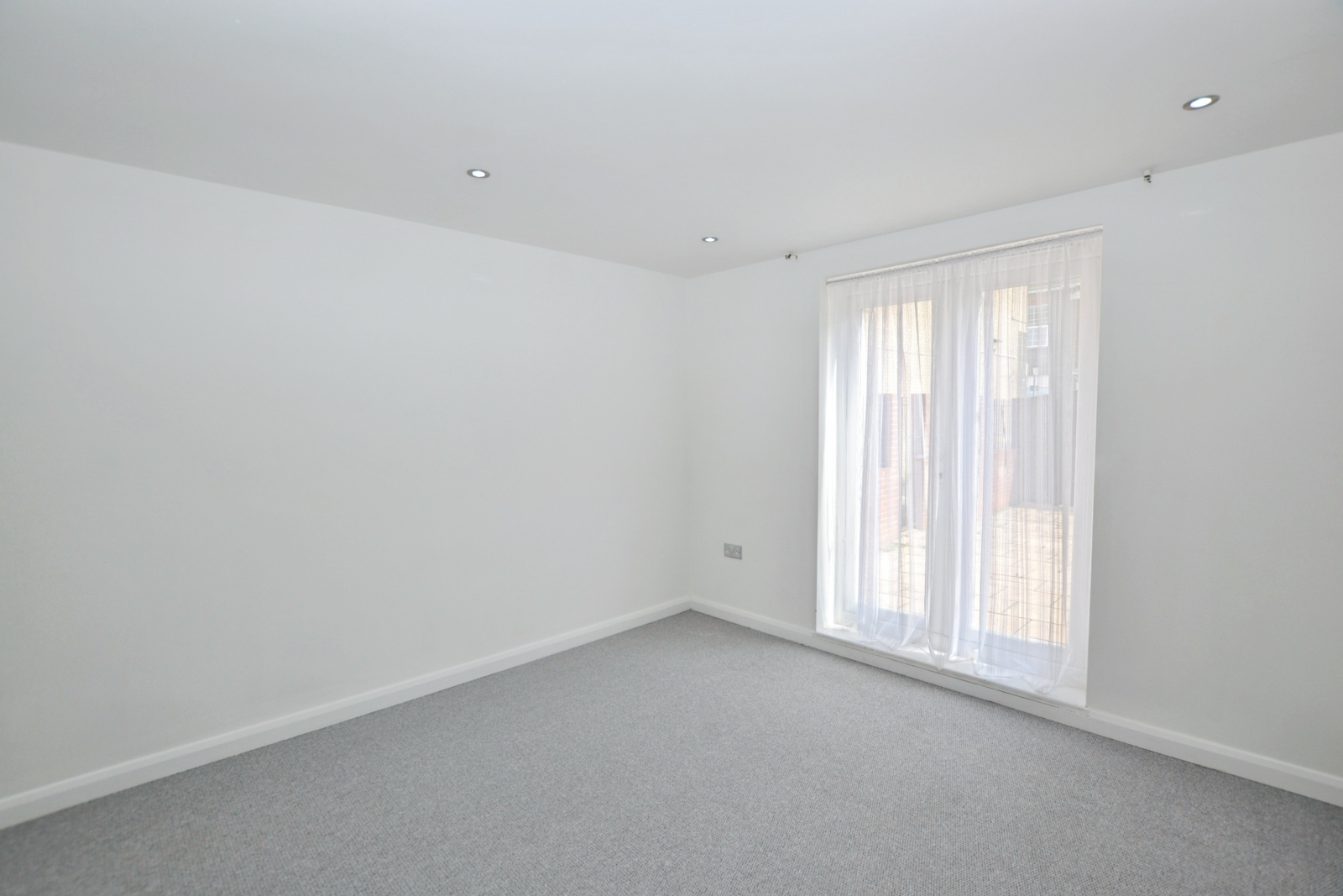 High Street, Town Centre - Image 4