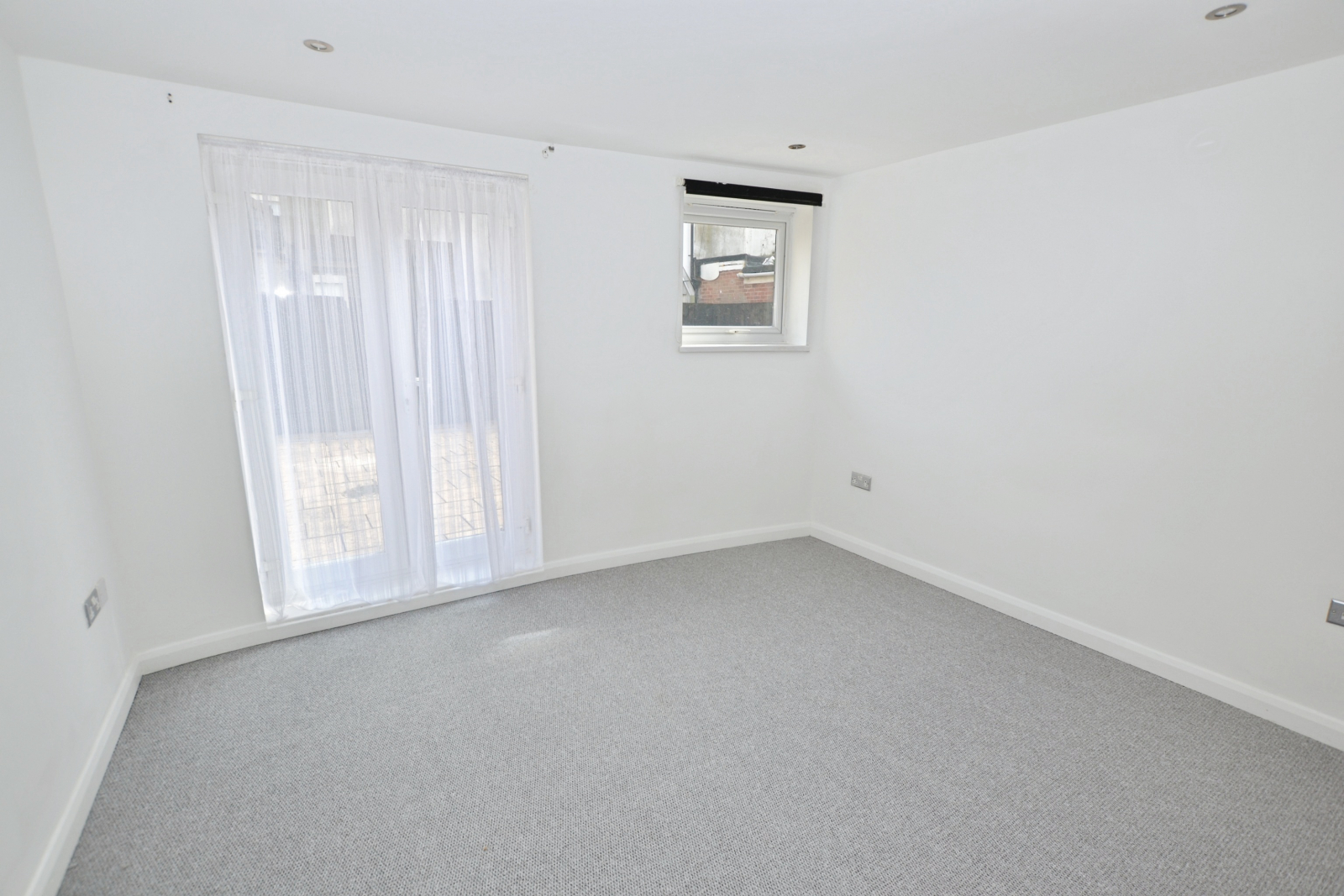 High Street, Town Centre - Image 5