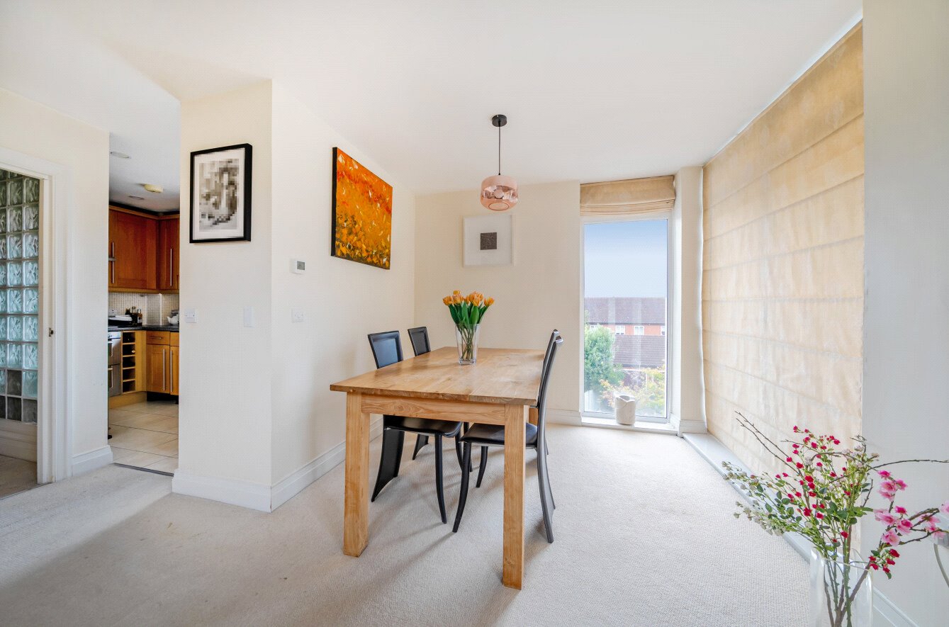 Rivett Drake Close, Guildford - Image 3