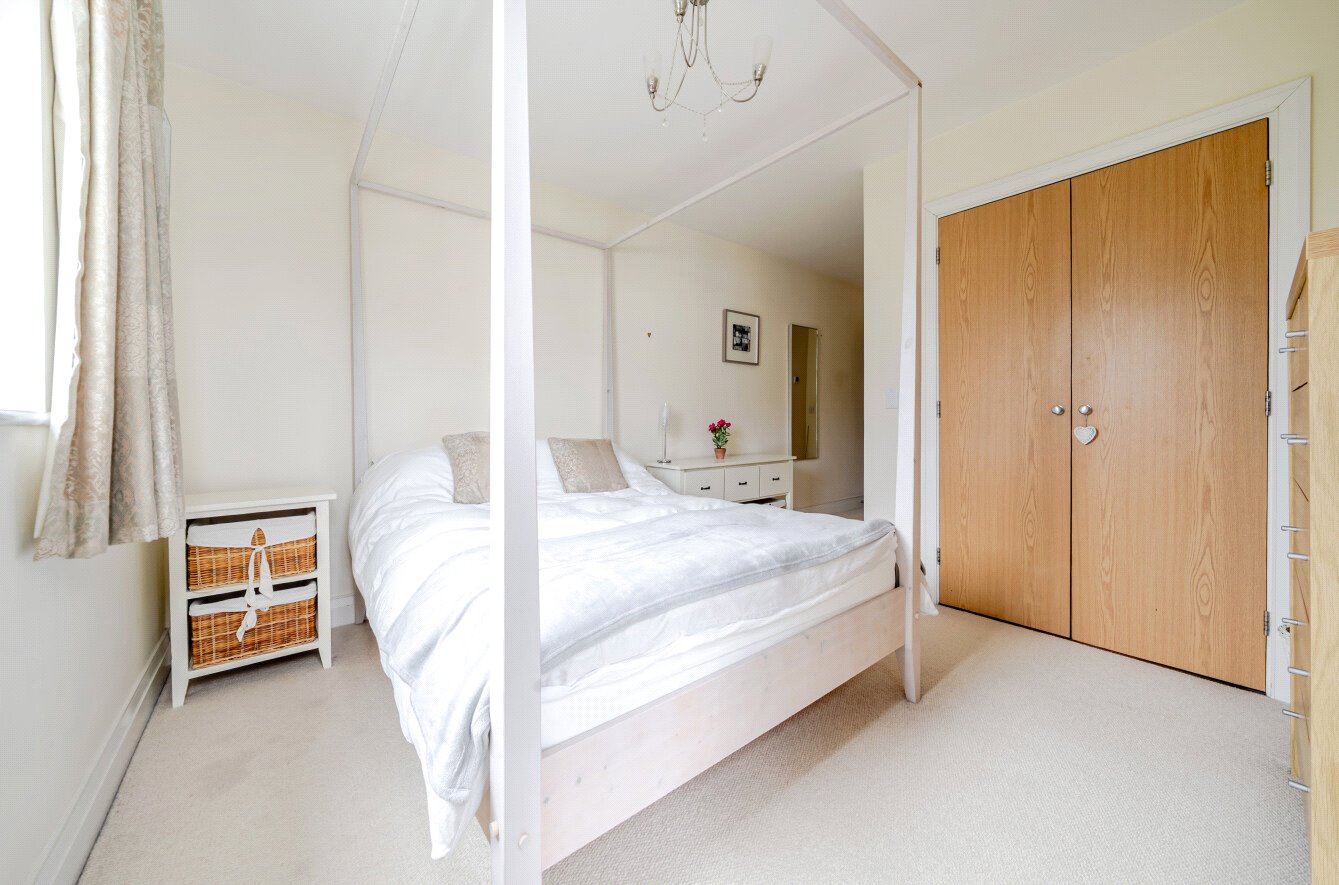 Rivett Drake Close, Guildford - Image 9