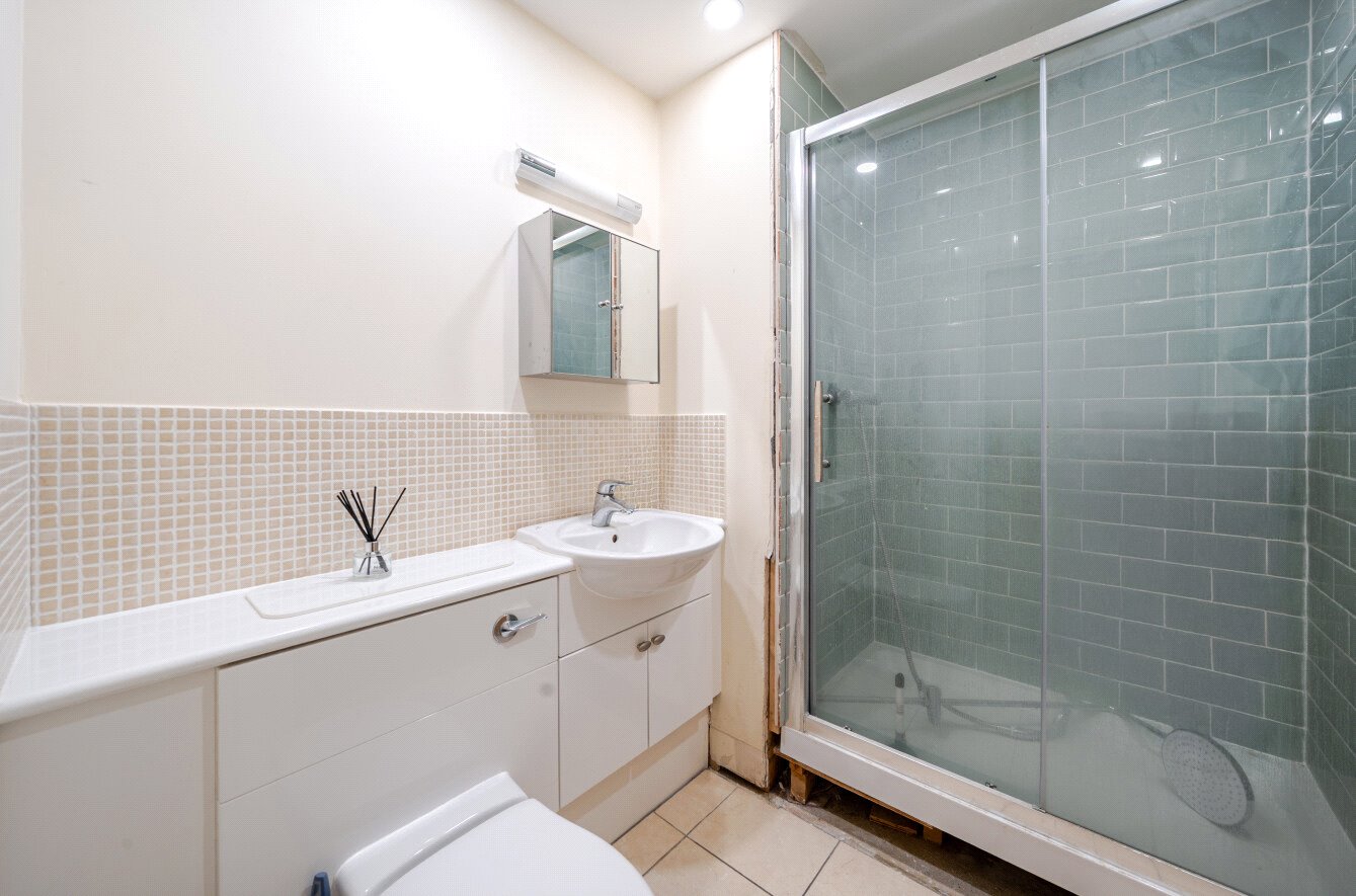 Rivett Drake Close, Guildford - Image 12