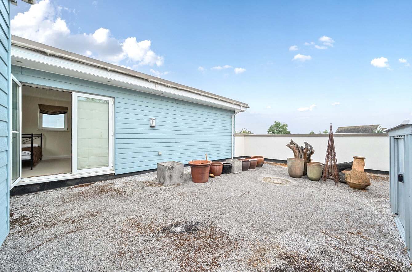 Rivett Drake Close, Guildford - Image 13