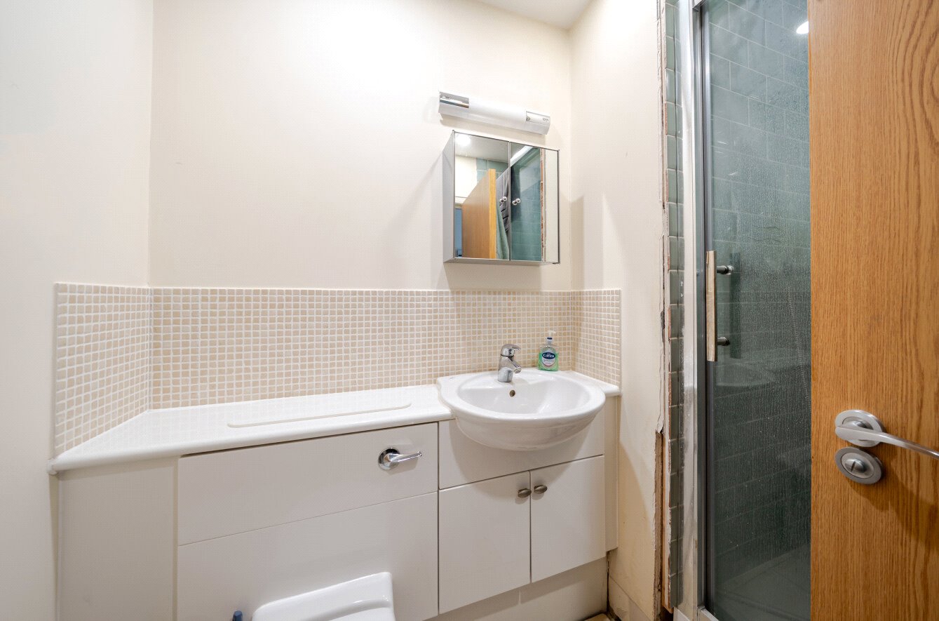 Rivett Drake Close, Guildford - Image 14