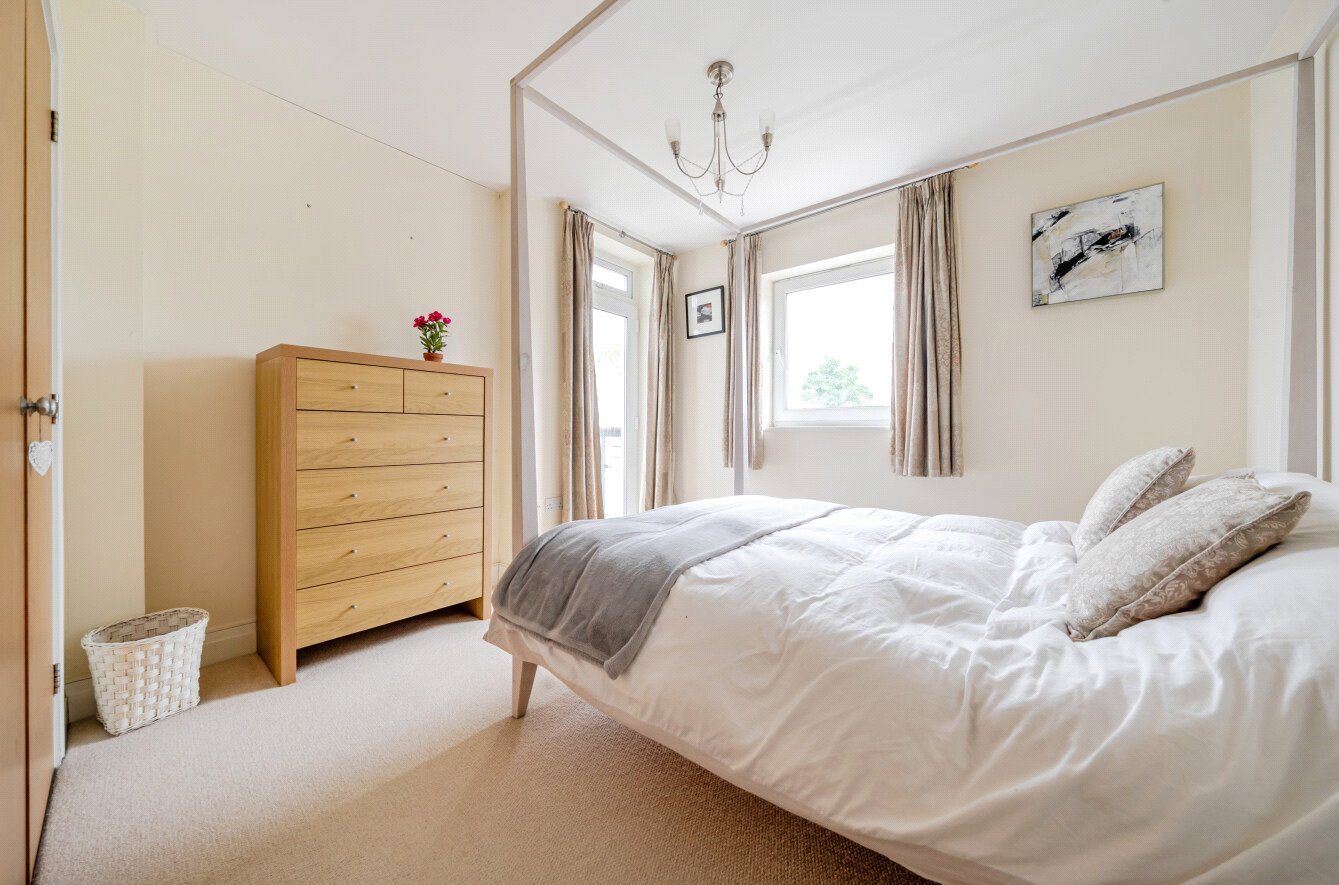 Rivett Drake Close, Guildford - Image 16