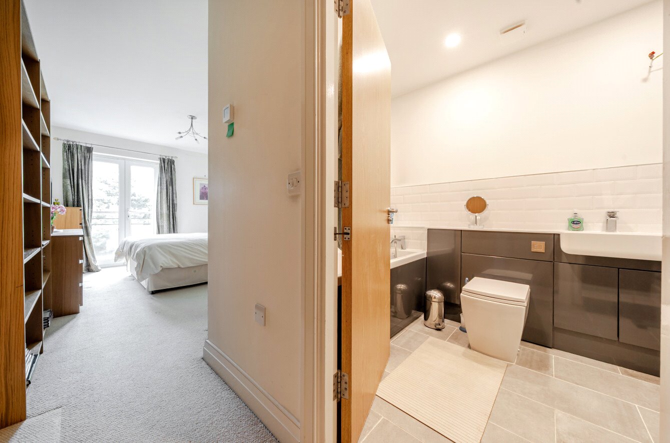 Rivett Drake Close, Guildford - Image 17