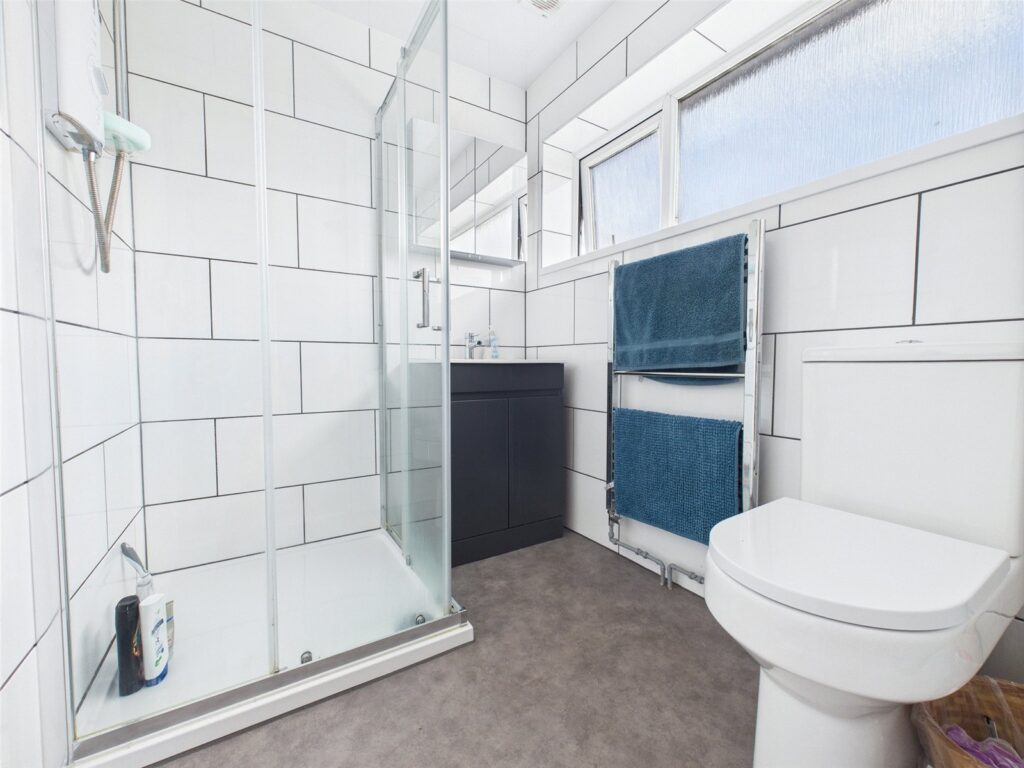 Main Road, Gloucester - Image 16